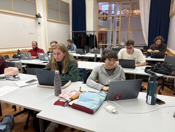 The course consisted of lectures and training sessions in groups.